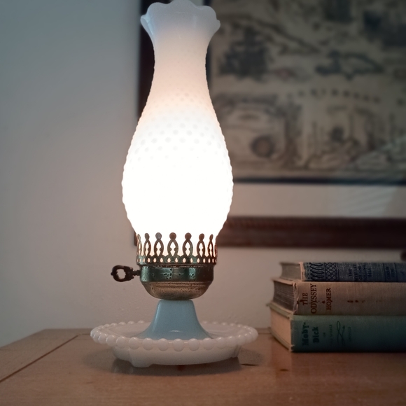 Vintage milk glass lamp - Picture 3 of 9